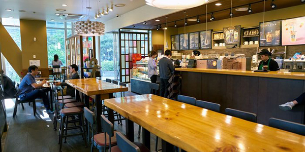 Starbucks permitirá usar el ba?o y permanecer en las cafeterías sin necesidad de consumir