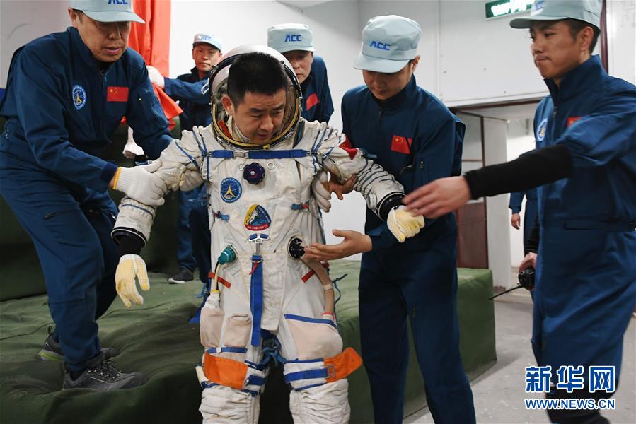 Astronautas chinos completan entrenamiento de supervivencia en desierto