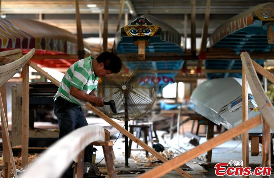 Un pueblo es conocido por los botes de dragón hechos a mano durante 700 a?os