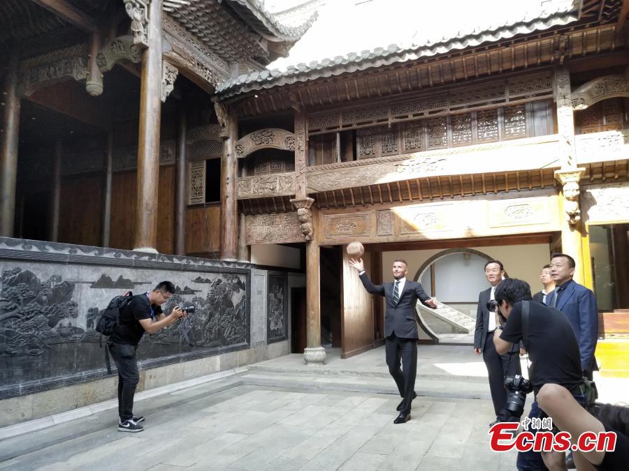 Beckham se atreve con el fútbol antiguo en China 