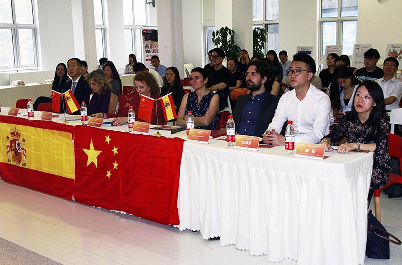 Ceremonia de entrega de la acreditación SIELE al Instituto Seredu de Espa?ol. De izquierda a derecha, Carolina Jeux, directora general de Telefónica Educación Digital, Sr. Botan Ren, director del Instituto Seredu de Espa?ol y Bo Zhang, vicepresidente de XuetangX. Beijing, 12 de junio del 2018. (Foto: YAC)