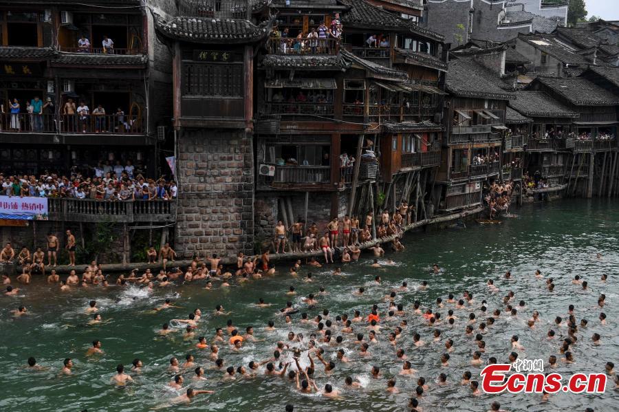 Se celebra la tradición de agarrar patos en una ciudad de Hunan