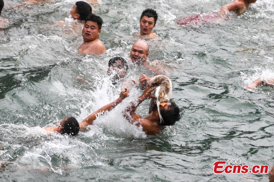 Se celebra la tradición de agarrar patos en una ciudad de Hunan