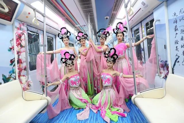 Decoran vagones de metro con elementos culturales chinos antiguos en Xi'an