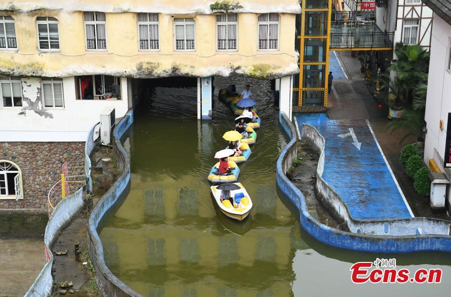 Un canal artificial atrae a los visitantes al distrito vinícola de Chongqing