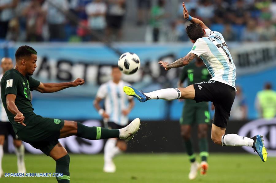 SAN PETERSBURGO, junio 26, 2018 (Xinhua) -- El jugador William Ekong (i), de Nigeria, disputa el balón con Angel Di María (d), de Argentina, durante el partido del Grupo D de la Copa Mundial de la FIFA Rusia 2018, en San Petersburgo, Rusia, el 26 de junio de 2018. (Xinhua/Wu Zhuang)