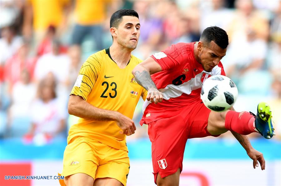 SOCHI, junio 26, 2018 (Xinhua) -- El jugador Tom Rogic (i), de Australia, disputa el balón con Miguel Trauco (d), de Perú, durante el partido del Grupo C de la Copa Mundial de la FIFA Rusia 2018, en Sochi, Rusia, el 26 de junio de 2018. (Xinhua/Liu Dawei)