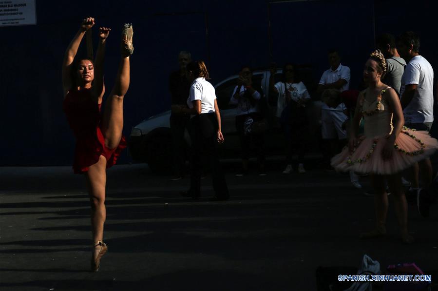 Bailarinas en evento en la Avenida Paulista