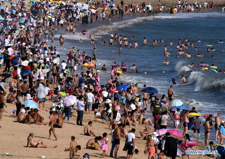 La gente juega en el balneario de Qingdao, E Shandong de China