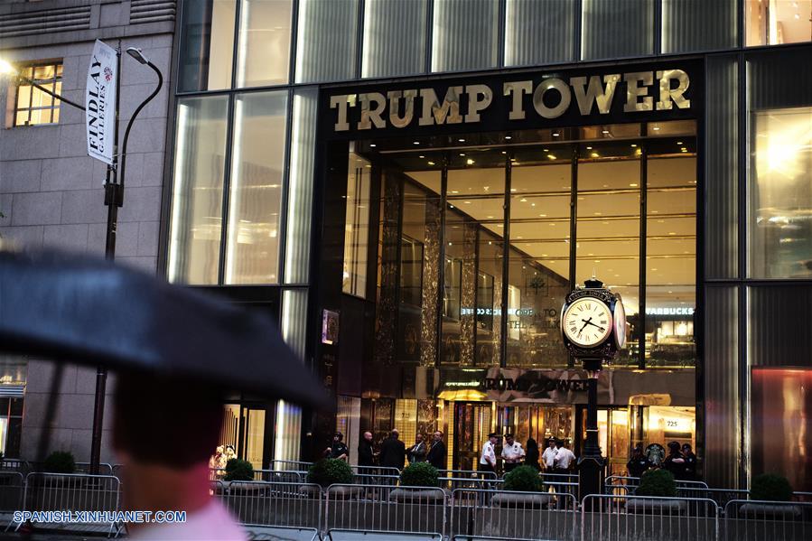 NUEVA YORK, julio 27, 2018 (Xinhua) -- Policías vigilan frente a la Torre Trump, en Nueva York, Estados Unidos, el 27 de julio de 2018. El Departamento de Policía de Nueva York (NYPD) confirmó que varios paquetes sospechosos fueron encontrados el viernes en la Torre Trump en Manhattan. (Xinhua/Li Muzi)