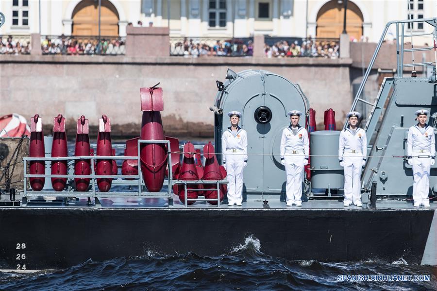 Integrantes de la Armada rusa permanecen en un buque de guerra durante el Desfile Naval Principal para conmemorar el Día de la Armada de Rusia, en San Petersburgo, Rusia, el 29 de julio de 2018. El presidente de Rusia, Vladimir Putin, dijo el domingo que Rusia continuará desarrollando sus fuerzas navales y mejorando su equipo. (Xinhua/Wu Zhuang)