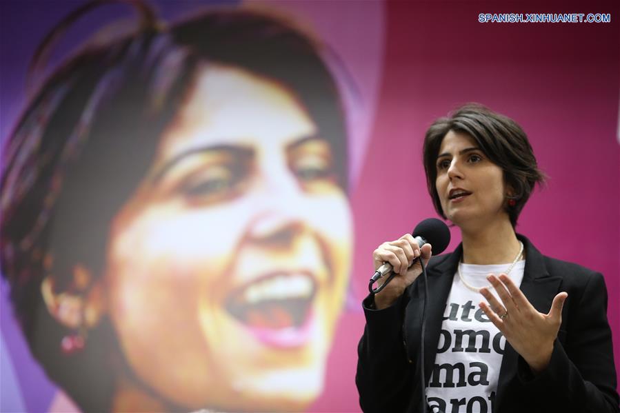 BRASILIA, agosto 1, 2018 (Xinhua) -- La diputada Manuela D'Avila, pronuncia un discurso durante el acto de lanzamiento de su candidatura a la Presidencia por el Partido Comunista de Brasil (PCdoB), durante la convención nacional del partido, en Brasilia, Brasil, el 1 de agosto de 2018. El PCdoB lanzó el miércoles durante su convención nacional la candidatura presidencial de la diputada Manuela D'Avila, de 36 a?os, para las elecciones de octubre próximo. (Xinhua/Dida Sampaio/AGENCIA ESTADO)