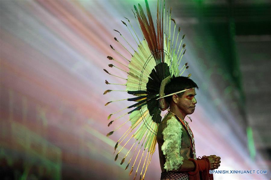 RIO DE JANEIRO, agosto 1, 2018 (Xinhua) -- Un miembro de la tribu Cajara realiza una presentación durante la ceremonia de inauguración del Congreso Internacional de Matemáticos (ICM, por sus siglas en inglés) 2018, en Río de Janeiro, Brasil, el 1 de agosto de 2018. Un científico de Alemania, uno de India, uno de Irán y uno de Italia fueron premiados el miércoles en Río de Janeiro con la Medalla Fields, considerada como el Premio Nobel de Matemáticas, informó la Unión Matemática Internacional (IMU, por sus siglas en inglés). (Xinhua/Li Ming)