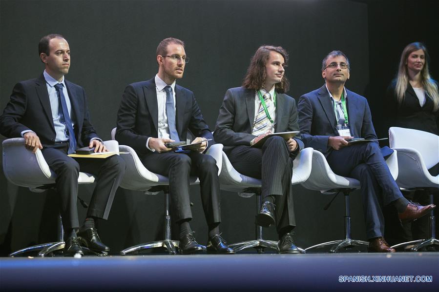 RIO DE JANEIRO, agosto 1, 2018 (Xinhua) -- (De izq. a der., frente) Caucher Birkar de Irán, Alessio Figalli de Italia, Peter Scholze de Alemania y Akshay Venkatesh de India, anunciados como ganadores de la Medalla Fields, participan durante la ceremonia de inauguración del Congreso Internacional de Matemáticos (ICM, por sus siglas en inglés) 2018, en Río de Janeiro, Brasil, el 1 de agosto de 2018. Un científico de Alemania, uno de India, uno de Irán y uno de Italia fueron premiados el miércoles en Río de Janeiro con la Medalla Fields, considerada como el Premio Nobel de Matemáticas, informó la Unión Matemática Internacional (IMU, por sus siglas en inglés). (Xinhua/Li Ming)