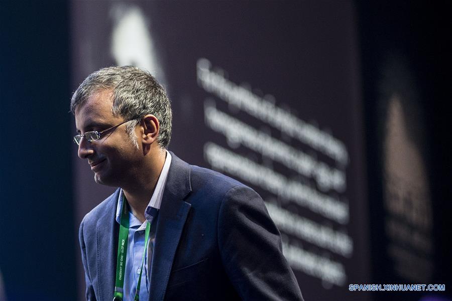 RIO DE JANEIRO, agosto 1, 2018 (Xinhua) -- Akshay Venkatesh de India, ganador de la Medalla Fields, participa durante la ceremonia de inauguración del Congreso Internacional de Matemáticos (ICM, por sus siglas en inglés) 2018, en Río de Janeiro, Brasil, el 1 de agosto de 2018. Un científico de Alemania, uno de India, uno de Irán y uno de Italia fueron premiados el miércoles en Río de Janeiro con la Medalla Fields, considerada como el Premio Nobel de Matemáticas, informó la Unión Matemática Internacional (IMU, por sus siglas en inglés). (Xinhua/Li Ming)