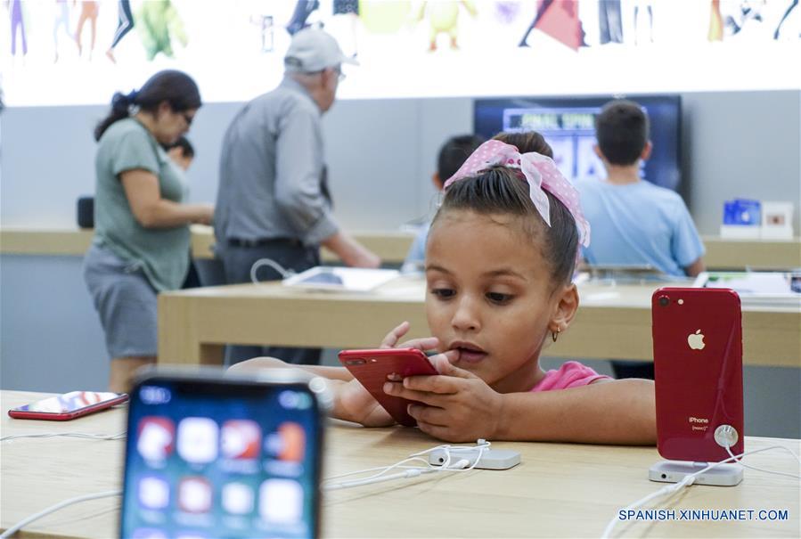 Una ni?a prueba un producto en una tienda de Apple, en Nueva York, Estados Unidos, el 2 de agosto de 2018. El gigante tecnológico estadounidense, Apple, se convirtió el jueves en la primera compa?ía cotizada en bolsa en alcanzar el histórico valor de mercado de un billón de dólares. (Xinhua/Wang Ying)