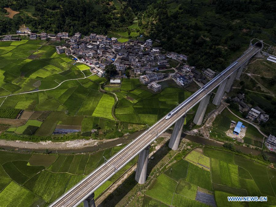 Foto aérea tomada el 22 de junio de 2016 muestra un tren bala circulando sobre un puente del ferrocarril de alta velocidad Shanghai-Kunming en la provincia de Guizhou, suroeste de China. (Xinhua / Wu Jibin)