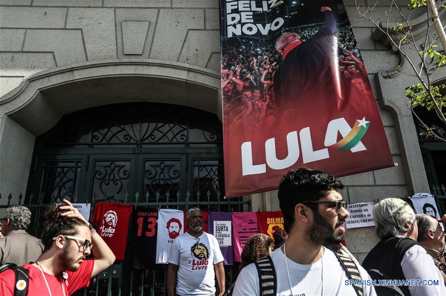 Personas esperan previo al inicio de la Convención Nacional del Partido de los Trabajadores (PT), en Sao Paulo, Brasil, el 4 de agosto de 2018. De acuerdo con la prensa local, se esperaba que la candidatura por el PT para las elecciones presidenciales del expresidente de Brasil que se encuentra detenido en Curitiba, Luiz Inácio Lula da Silva, fuera lanzada oficialmente durante el congreso. (Xinhua/Rahel Patrasso)