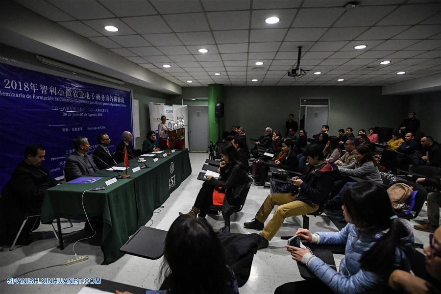 Funcionarios chilenos participan durante la ceremonia de graduación del seminario "Formación de Comercio Electrónico para Micro y Peque?a Agricultura", en la Universidad Santo Tomás, en Santiago, capital de Chile, el 2 de agosto de 2018. El embajador de China en Chile, Xu Bu, destacó el jueves el auge del comercio electrónico en su país, y valoró el interés de las micro y peque?as empresas chilenas en el sector agrícola por fortalecer el intercambio de conocimientos en este ámbito. El embajador Xu encabezó la ceremonia de graduación del seminario "Formación de Comercio Electrónico para Micro y Peque?a Agricultura", patrocinado por el Ministerio de Comercio de China, la Universidad Santo Tomás, y diversas entidades gubernamentales e internacionales. (Xinhua/Jorge Villegas)