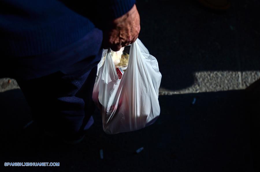 SANTIAGO, agosto 3, 2018 (Xinhua) -- Una persona sostiene una bolsa plástica, en Santiago, capital de Chile, el 3 de agosto de 2018. El presidente de Chile, Sebastián Pi?era, oficializó el viernes la ley que prohíbe la entrega de bolsas de plástico en todo el comercio nacional, que comenzará a regir de inmediato y que instala al país "a la vanguardia" en el cuidado del ecosistema. (Xinhua/Jorge Villegas)