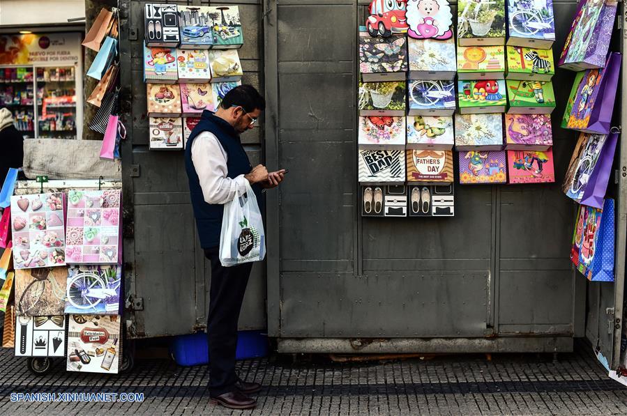 SANTIAGO, agosto 3, 2018 (Xinhua) -- Una persona sostiene una bolsa plástica, en Santiago, capital de Chile, el 3 de agosto de 2018. El presidente de Chile, Sebastián Pi?era, oficializó el viernes la ley que prohíbe la entrega de bolsas de plástico en todo el comercio nacional, que comenzará a regir de inmediato y que instala al país "a la vanguardia" en el cuidado del ecosistema. (Xinhua/Jorge Villegas)