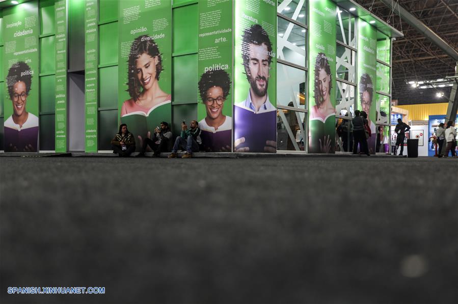 SAO PAULO, agosto 3, 2018 (Xinhua) -- Personas visitan la 25 Bienal Internacional del Libro de Sao Paulo, en Sao Paulo, Brasil, el 3 de agosto de 2018. Con la presencia de un estand para divulgar la literatura y cultura china, la 25 Bienal Internacional del Libro de Sao Paulo se inauguró el viernes en Brasil y se extenderá hasta el 12 de agosto. (Xinhua/Rahel Patrasso)