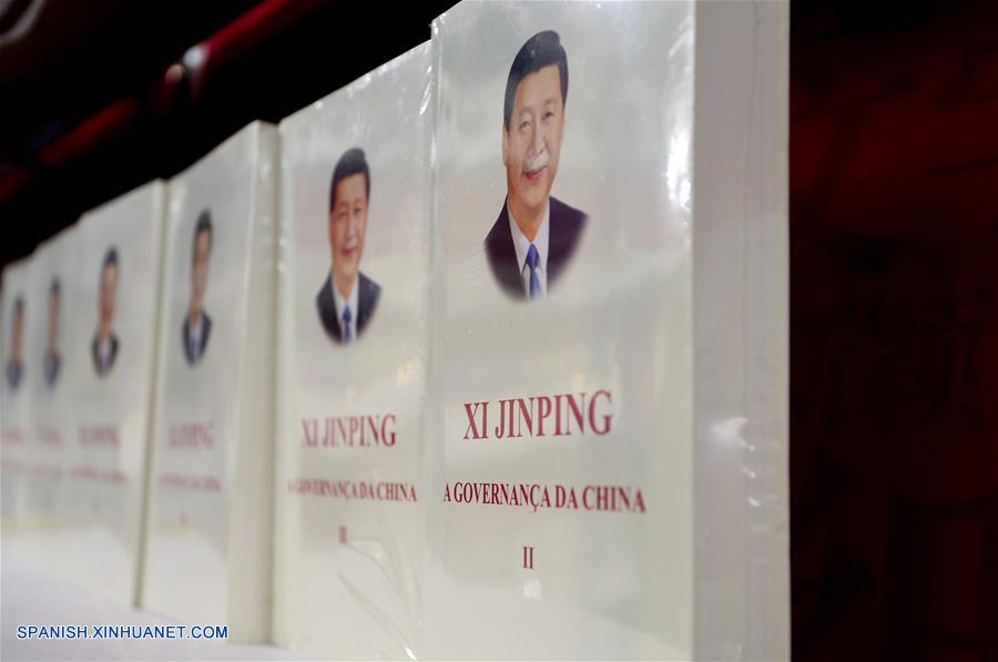 SAO PAULO, agosto 3, 2018 (Xinhua) -- Ejemplares del segundo volumen del libro escrito por el presidente de China, Xi Jinping, "Xi Jinping: La Gobernación y Administración de China", son exhibidos en el estand "China Book" de la 25 Bienal Internacional del Libro de Sao Paulo, en Sao Paulo, Brasil, el 3 de agosto de 2018. Con la presencia de un estand para divulgar la literatura y cultura china, la 25 Bienal Internacional del Libro de Sao Paulo se inauguró el viernes en Brasil y se extenderá hasta el 12 de agosto. (Xinhua/Rahel Patrasso)