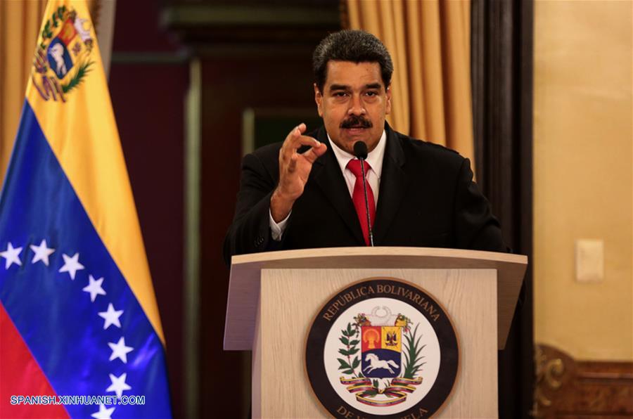 El presidente de Venezuela, Nicolás Maduro, pronuncia un discurso durante un mensaje transmitido en cadena nacional, después del incidente que causó la interrupción de un acto para conmemorar el 81 aniversario de la Guardia Nacional Bolivariana de Venezuela, desde el Palacio de Miraflores, en Caracas, capital de Venezuela, el 4 de agosto de 2018. (Xinhua/Prensa Miraflores/AVN)