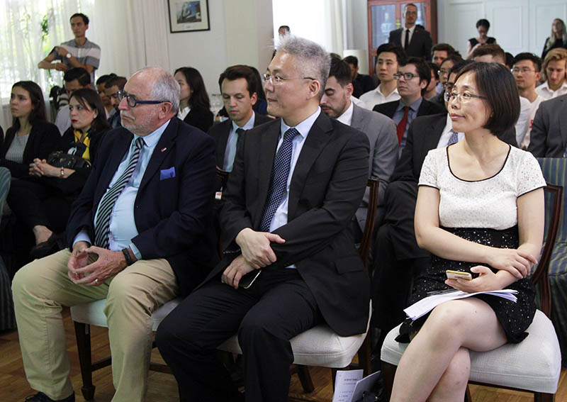 Diego Guelar, embajador de Argentina en China (a la izquierda); Dr. Wan Lei, director general del Buró de Cooperación Internacional de la Academia China de Ciencias Sociales y la Sra. Xu Qiong, directora de la División de América y Oceanía del Buró de Cooperación Internacional de la Academia de Ciencias Sociales de China escucharon con atención la conferencia del destacado economista chino Zhang Xiaojing. Beijing, 2 de agosto del 2018. (Foto: YAC)