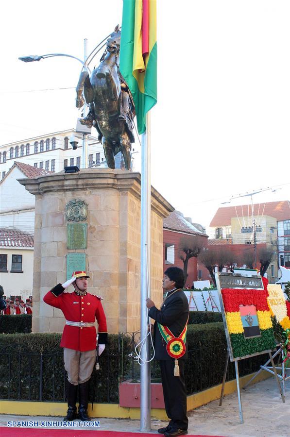 POTOSI, agosto 6, 2018 (Xinhua) -- El presidente de Bolivia, Evo Morales (d), iza una bandera nacional boliviana durante un acto para conmemorar el aniversario 193 de la Independencia de Bolivia, en la ciudad de Potosí, Bolivia, el 6 de agosto de 2018. El presidente boliviano, Evo Morales, destacó el lunes la unidad, la soberanía y la dignidad lograda en más de una década de su gobierno, que ha permitido la construcción de una nueva patria con estabilidad económica, política y social, en el marco del aniversario 193 de la Independencia y creación de la patria. (Xinhua/José Lirauze/ABI)