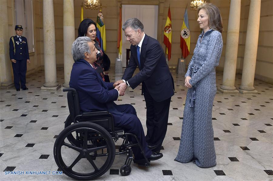 BOGOTA, agosto 6, 2018 (Xinhua) -- Imagen cedida por la Presidencia de Colombia, del presidente colombiano, Juan Manuel Santos (2-d), acompa?ado por su esposa María Clemencia Rodríguez (d), recibiendo a su homólogo de Ecuador, Lenín Moreno (i-frente), previo a la cena en honor a los jefes de Estado y de Gobierno que participarán en la ceremonia de posesión presidencial, en Bogotá, capital de Colombia, el 6 de agosto de 2018. De acuerdo con información de la prensa local, Santos dejará el martes la Presidencia colombiana después de ocho a?os de mandato, e Iván Duque tomará posesión del cargo. (Xinhua/Efraín Herrera/Presidencia de Colombia)