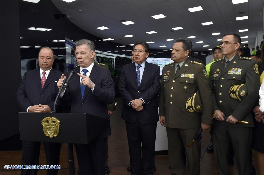 BOGOTA, agosto 6, 2018 (Xinhua) -- Imagen cedida por la Presidencia de Colombia, del presidente colombiano, Juan Manuel Santos (frente), pronunciando un discurso durante la entrega de obras del Centro de Ciberseguridad, en Bogotá, capital de Colombia, el 6 de agosto de 2018. De acuerdo con información de la prensa local, Santos dejará el martes la Presidencia colombiana después de ocho a?os de mandato. (Xinhua/Mónica González/Presidencia de Colombia) 