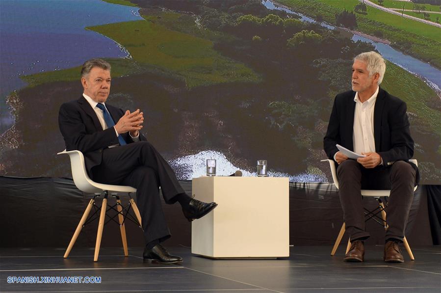 BOGOTA, agosto 6, 2018 (Xinhua) -- Imagen cedida por la Presidencia de Colombia, del presidente colombiano, Juan Manuel Santos (i), y el alcalde de Bogotá, Enrique Pe?alosa (d), participando durante la apertura de la licitación para la construcción de la primera línea del Metro de Bogotá, en Bogotá, capital de Colombia, el 6 de agosto de 2018. De acuerdo con información de la prensa local, Santos dejará el martes la Presidencia colombiana después de ocho a?os de mandato. (Xinhua/David Romo/Presidencia de Colombia)