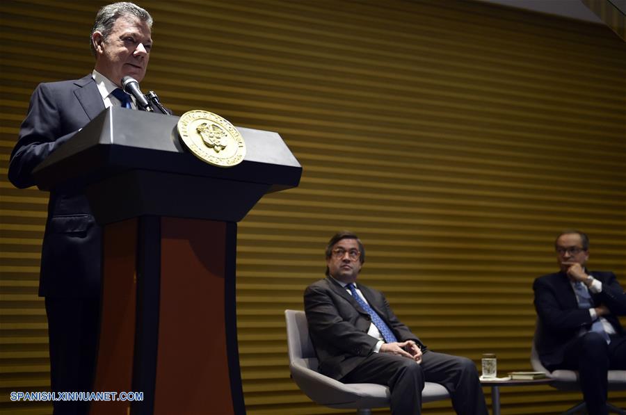 BOGOTA, agosto 6, 2018 (Xinhua) -- Imagen cedida por la Presidencia de Colombia, del presidente colombiano, Juan Manuel Santos (i), pronunciando un discurso durante el foro sobre entidades de control del Estado, en Bogotá, capital de Colombia, el 6 de agosto de 2018. De acuerdo con información de la prensa local, Santos dejará el martes la Presidencia colombiana después de ocho a?os de mandato. (Xinhua/César Carrión /Presidencia de Colombia)