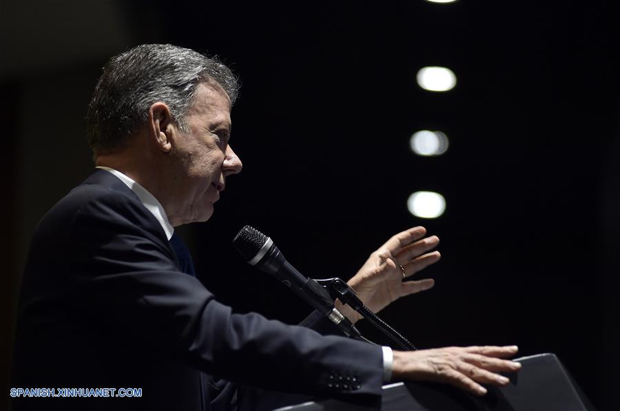 Imagen cedida por la Presidencia de Colombia, del presidente colombiano, Juan Manuel Santos (i), pronunciando un discurso durante el foro sobre entidades de control del Estado, en Bogotá, capital de Colombia, el 6 de agosto de 2018. De acuerdo con información de la prensa local, Santos dejará el martes la Presidencia colombiana después de ocho a?os de mandato. (Xinhua/César Carrión /Presidencia de Colombia)