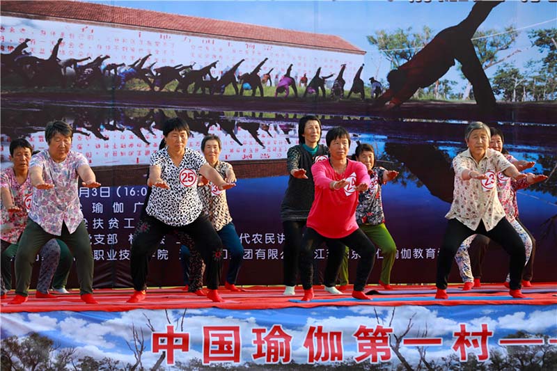 Residentes practican yoga en Yugouliang, aldea situada en Zhangjiakou, provincia de Hebei, 3 de agosto del 2018. [Foto: Zhu Xingxin]