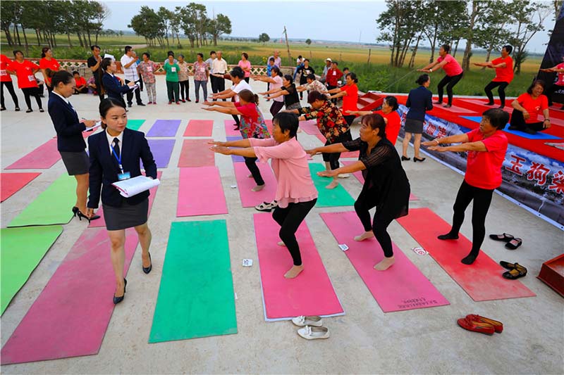 Residentes practican yoga en Yugouliang, aldea situada en Zhangjiakou, provincia de Hebei, 3 de agosto del 2018. [Foto: Zhu Xingxin]