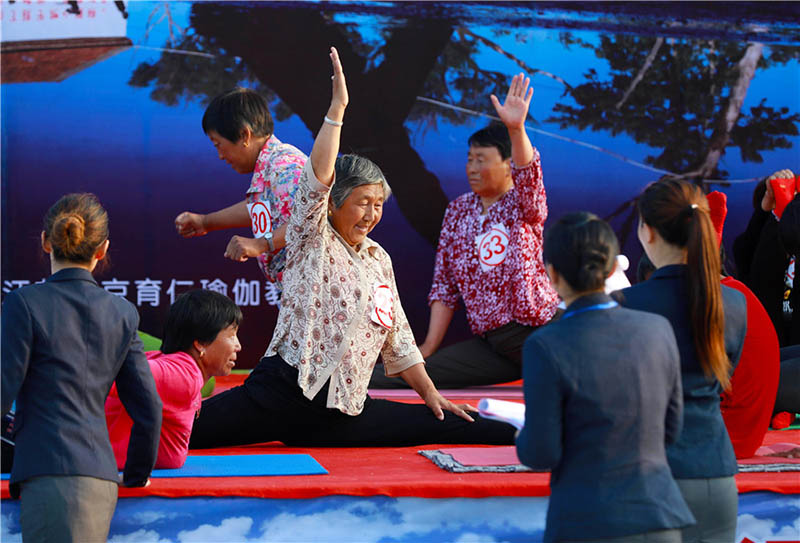 Residentes practican yoga en Yugouliang, aldea situada en Zhangjiakou, provincia de Hebei, 3 de agosto del 2018. [Foto: Zhu Xingxin]