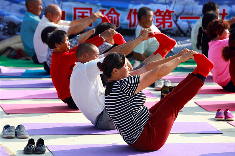 Residentes practican yoga en Yugouliang, aldea situada en Zhangjiakou, provincia de Hebei, 3 de agosto del 2018. [Foto: Zhu Xingxin]