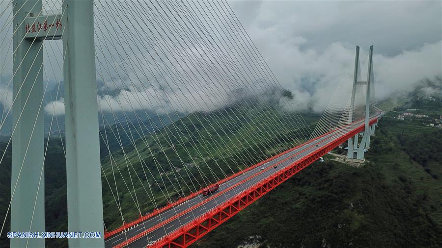 Vista aérea del Puente Beipanjiang envuelto por las nubes en la unión de la provincia de Guizhou y la provincia de Yunnan, en el suroeste de China, el 9 de agosto de 2018. (Xinhua/Ou Dongqu)