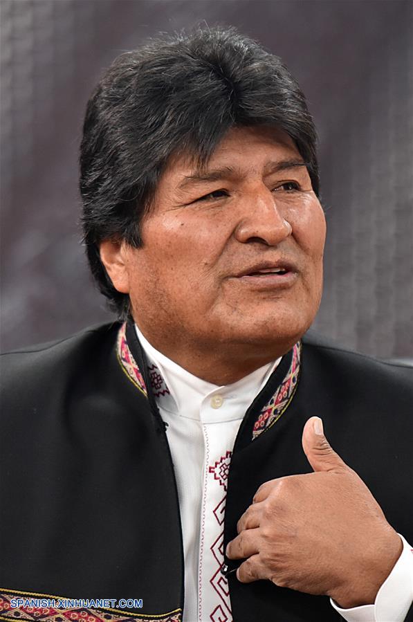 LA PAZ, agosto 12, 2018 (Xinhua) -- El presidente de Bolivia, Evo Morales, participa en una entrevista durante el programa televisivo "El Pueblo es Noticia", en La Paz, Bolivia, el 12 de agosto de 2018. El presidente de Bolivia, Evo Morales, propuso el domingo a quienes quieren hacer política y a los candidatos a la presidencia en los comicios de 2019, levantar el secreto bancario para mostrar a la población el origen de sus ingresos. (Xinhua/Enzo de Luca/ABI)