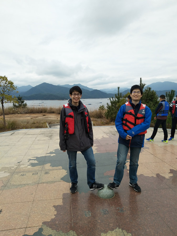 Los hermanos gemelos, graduados de la Universidad de Fudan en Shanghái, continuarán sus estudios en el Instituto de Tecnología de Massachusetts. [Foto: proporcionada]