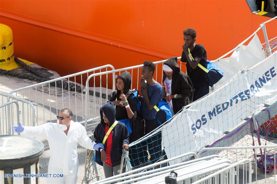 Barco de rescate Aquarius con 141 migrantes a bordo atraca en Malta