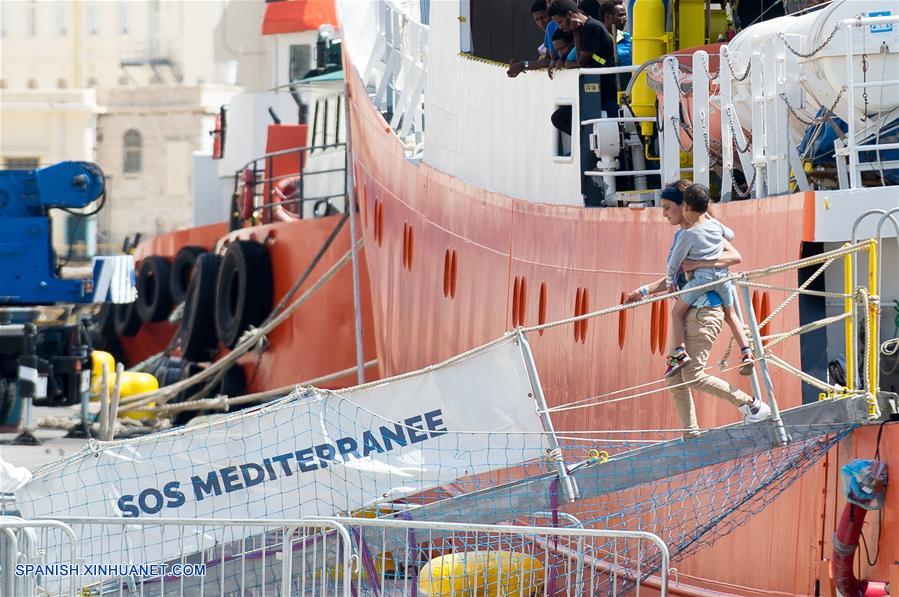 Barco de rescate Aquarius con 141 migrantes a bordo atraca en Malta