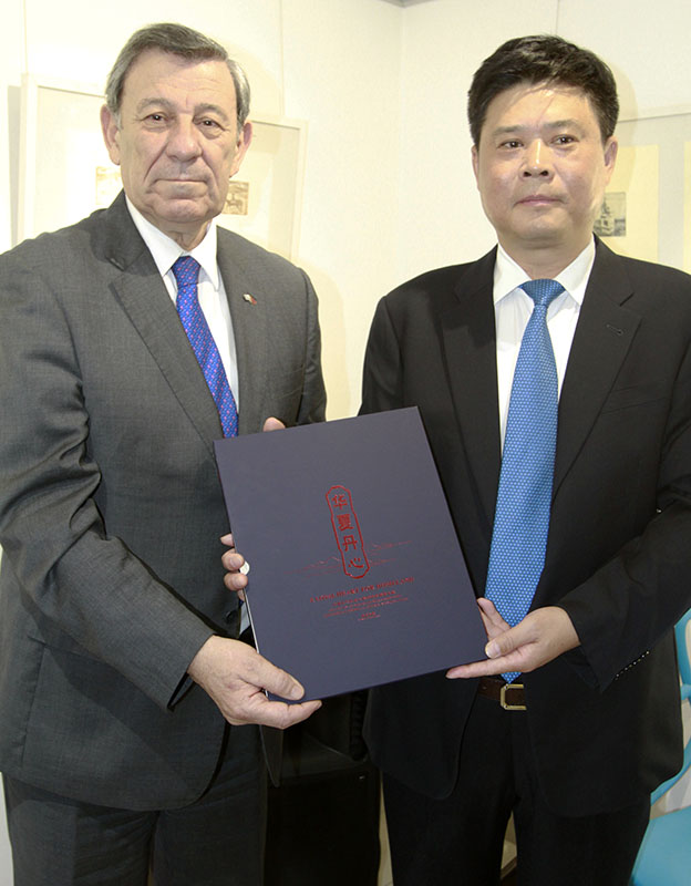 Fernando Lugris, embajador de Uruguay en China; Rodolfo Nin Novoa, ministro de Relaciones Exteriores de Uruguay y diplomáticos chinos presentan el sobre postal que conmemora los 30 a?os de relaciones diplomáticas entre China y Uruguay. Beijing, 21 de agosto del 2018. (Foto: YAC/ Pueblo en Línea)