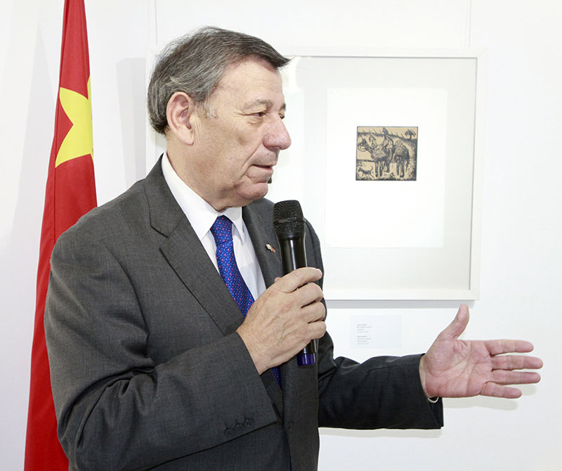 Rodolfo Nin Novoa, ministro de Relaciones Exteriores de Uruguay, recibe un obsequido de manos de Peng Xinjun, secretario del comité de Chaling, provincia de Hunan. Beijing, 21 de agosto del 2018. (Foto: YAC/ Pueblo en Línea)