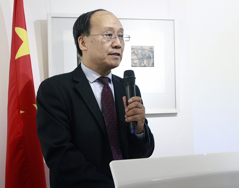 Mao Xiaoling, secretario general de la Asociación de Filatelia del Ministerio de Relaciones Exteriores de China, interviene durante la presentación sobre postal que conmemora los 30 a?os de relaciones diplomáticas entre China y Uruguay. Beijing, 21 de agosto del 2018. (Foto: YAC/ Pueblo en Línea)