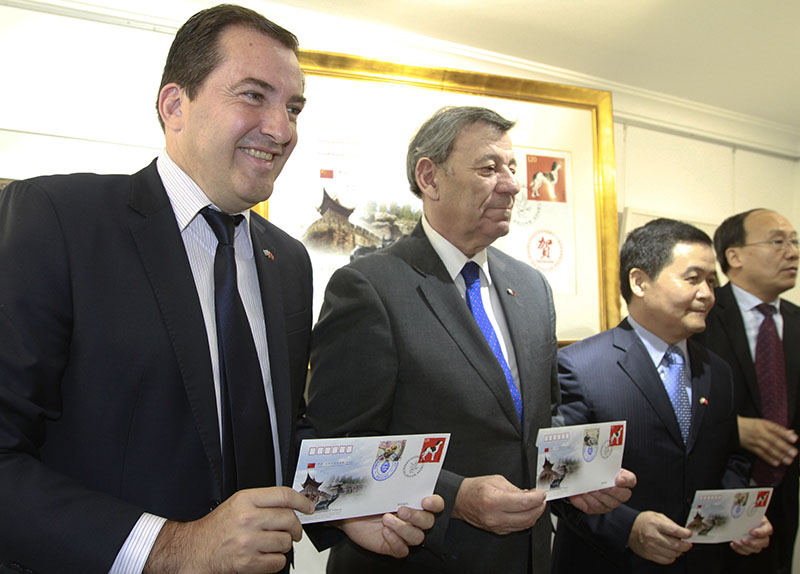 Rodolfo Nin Novoa, ministro de Relaciones Exteriores de Uruguay, interviene durante la presentación sobre postal que conmemora los 30 a?os de relaciones diplomáticas entre China y Uruguay. Beijing, 21 de agosto del 2018. (Foto: YAC/ Pueblo en Línea)