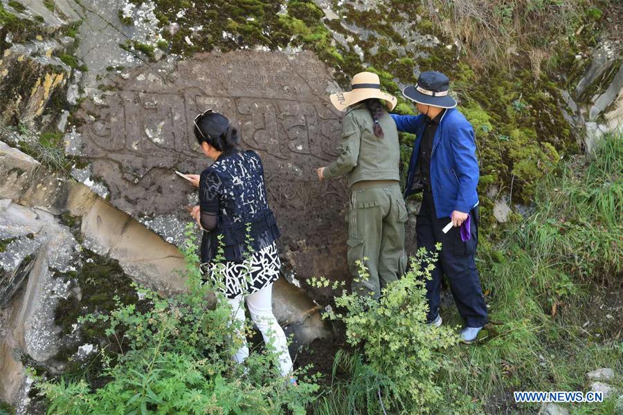 La inscripción budista tibetana hallada en Menyuan Hui, Prefectura Autónoma Tibetana de Haibei, provincia de Qinghai. La inscripción de la roca budista tibetana es considerada la más grande y mejor conservada de la provincia. 18 de agosto del 2018. (Foto: Xinhua/ Dong Liansheng)