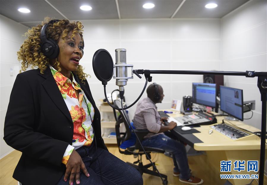 Hilde(i) dobla una telenovela china en swahili en el estudio de la sede de StarTimes Group. Yizhuang, Beijing, el 14 de agosto de 2018. (Foto: Luo Xiaoguang / Xinhua)